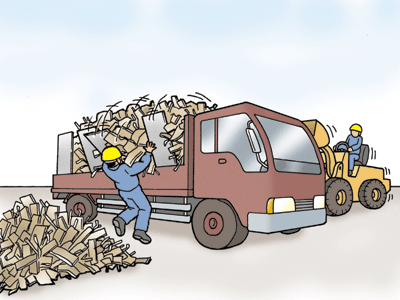 トラックの荷台から廃材を荷降ろし作業中、崩れ落ちた廃材の下敷きになり死亡