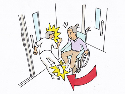 入居者をトイレに誘導中、ドアを開けようと車椅子のフットレストを乗り越えたところ、靴がフットレストにひっかかり、転倒した