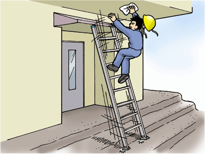 住宅建築現場で移動はしごで、ペンキのふき取り作業中転落
