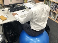 事務用椅子をバランスボールに変更の写真